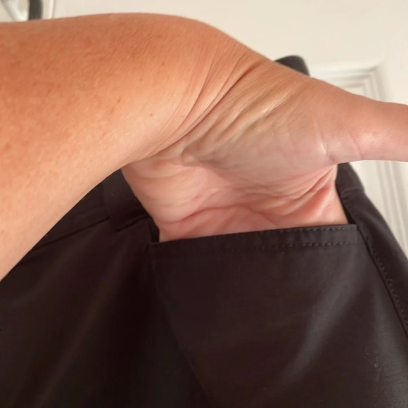 Eddie Bauer black skirt sz 12. Front & back pockets. Built in shorts. Belt loops - Picture 4 of 8